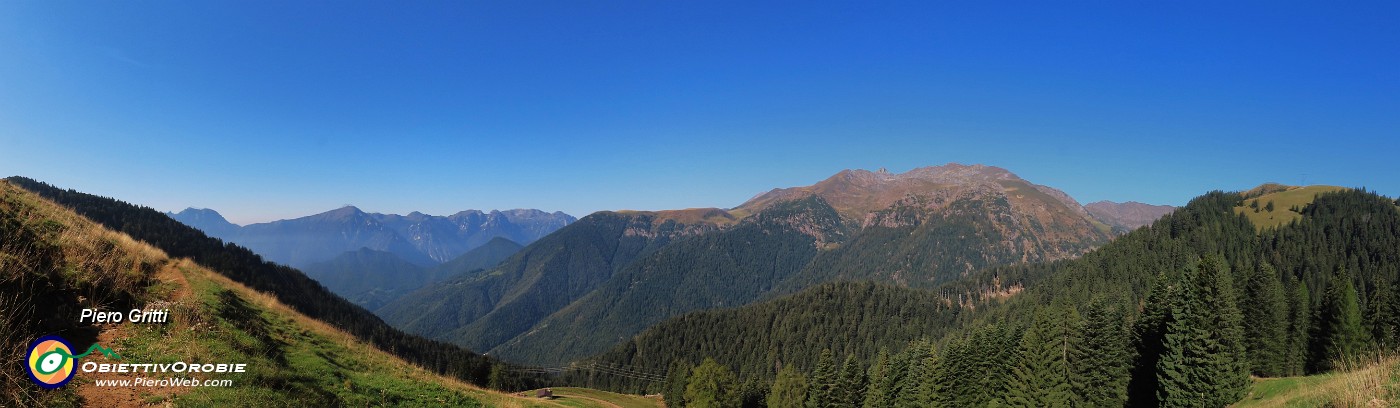 26 Bel panorama verso Piani dell'Avaro e monti soprastanti.jpg